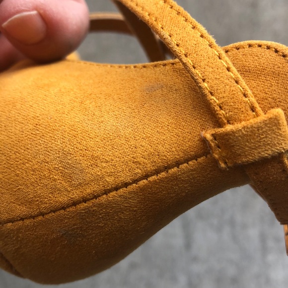 Gorgeous yellow suede heels - Picture 5 of 5